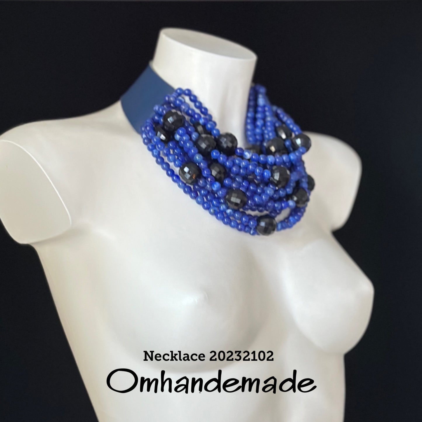 20232102 Collana girocollo multifilo blue e nero con elementi in resina e colletto in pelle - OmhandEmade