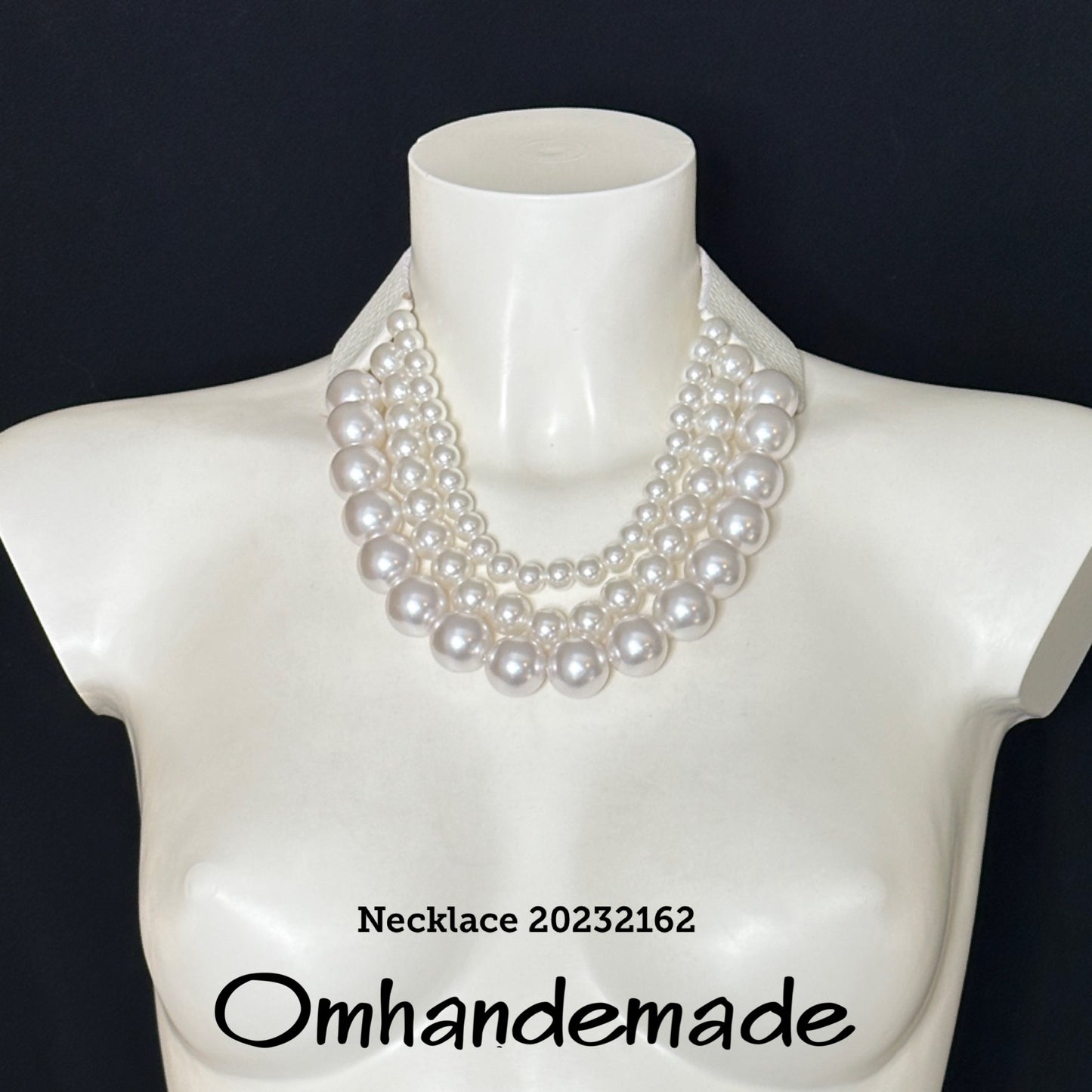 20232162 Collana girocollo multi filo perle bianche con elementi e colletto in pelle - OmhandEmade