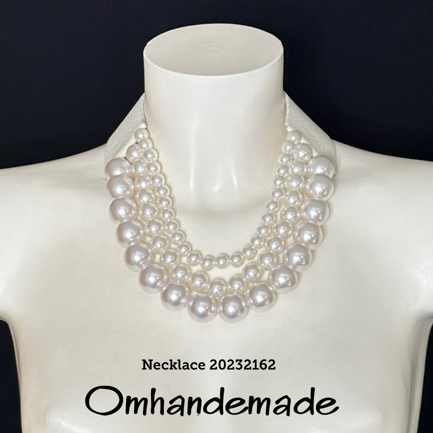 20232162 Collana girocollo multi filo perle bianche con elementi e colletto in pelle - OmhandEmade