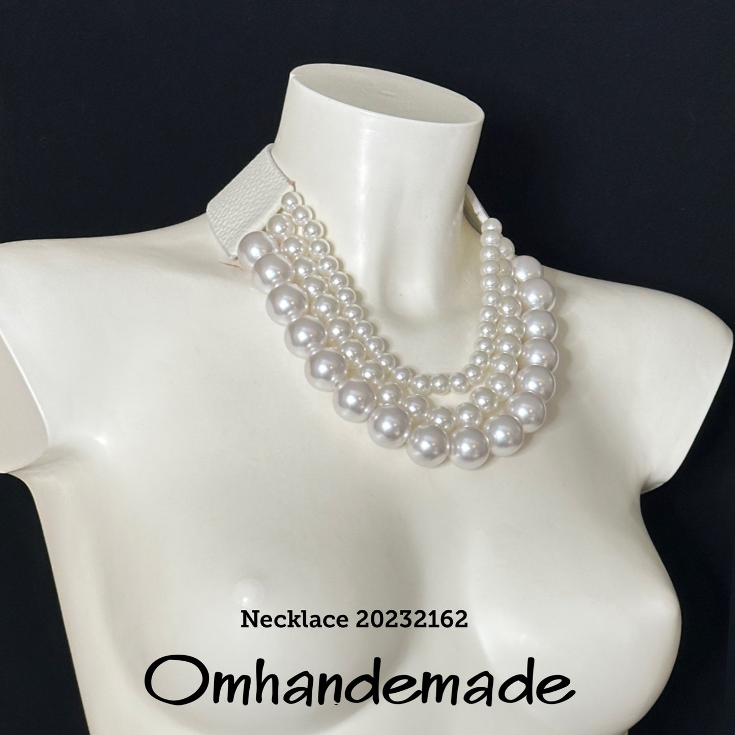 20232162 Collana girocollo multi filo perle bianche con elementi e colletto in pelle - OmhandEmade