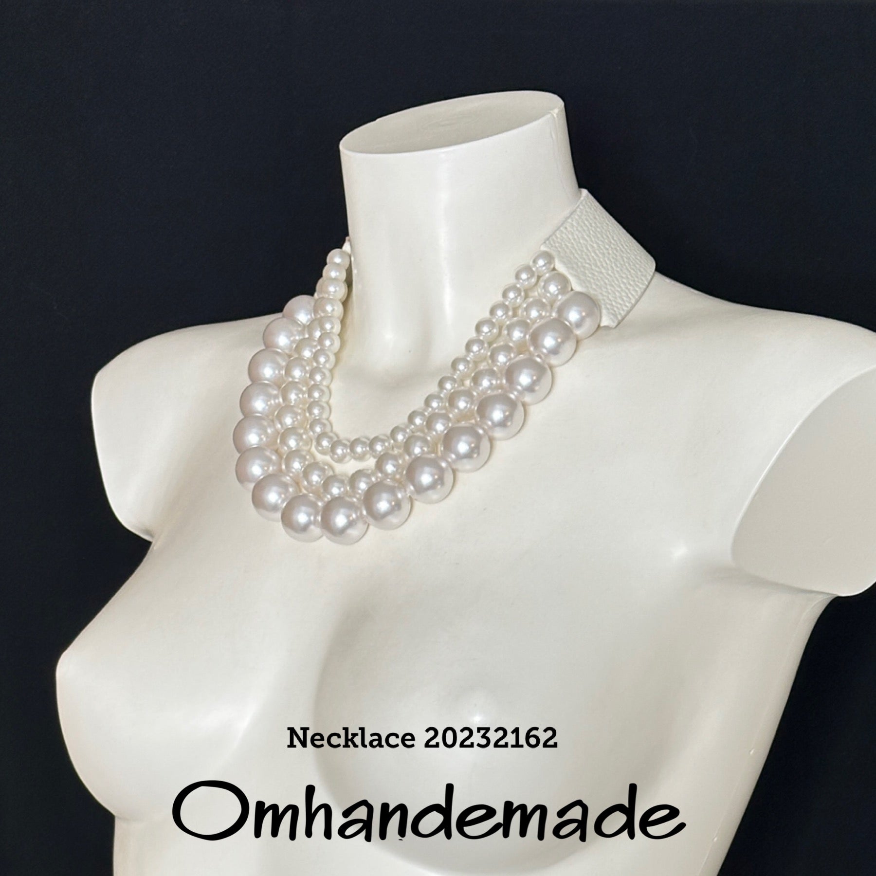 20232162 Collana girocollo multi filo perle bianche con elementi e colletto in pelle - OmhandEmade