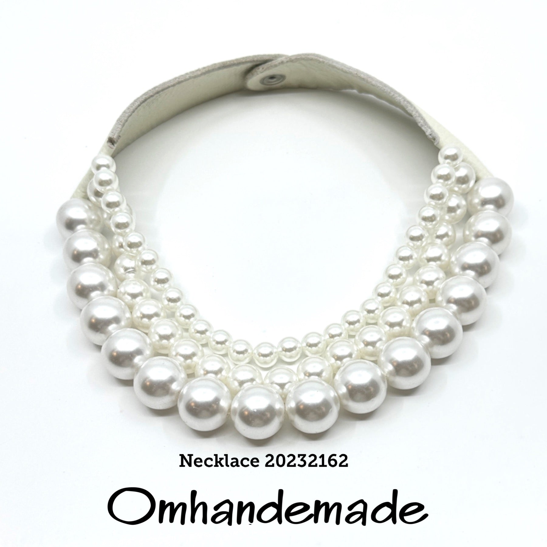 20232162 Collana girocollo multi filo perle bianche con elementi e colletto in pelle - OmhandEmade