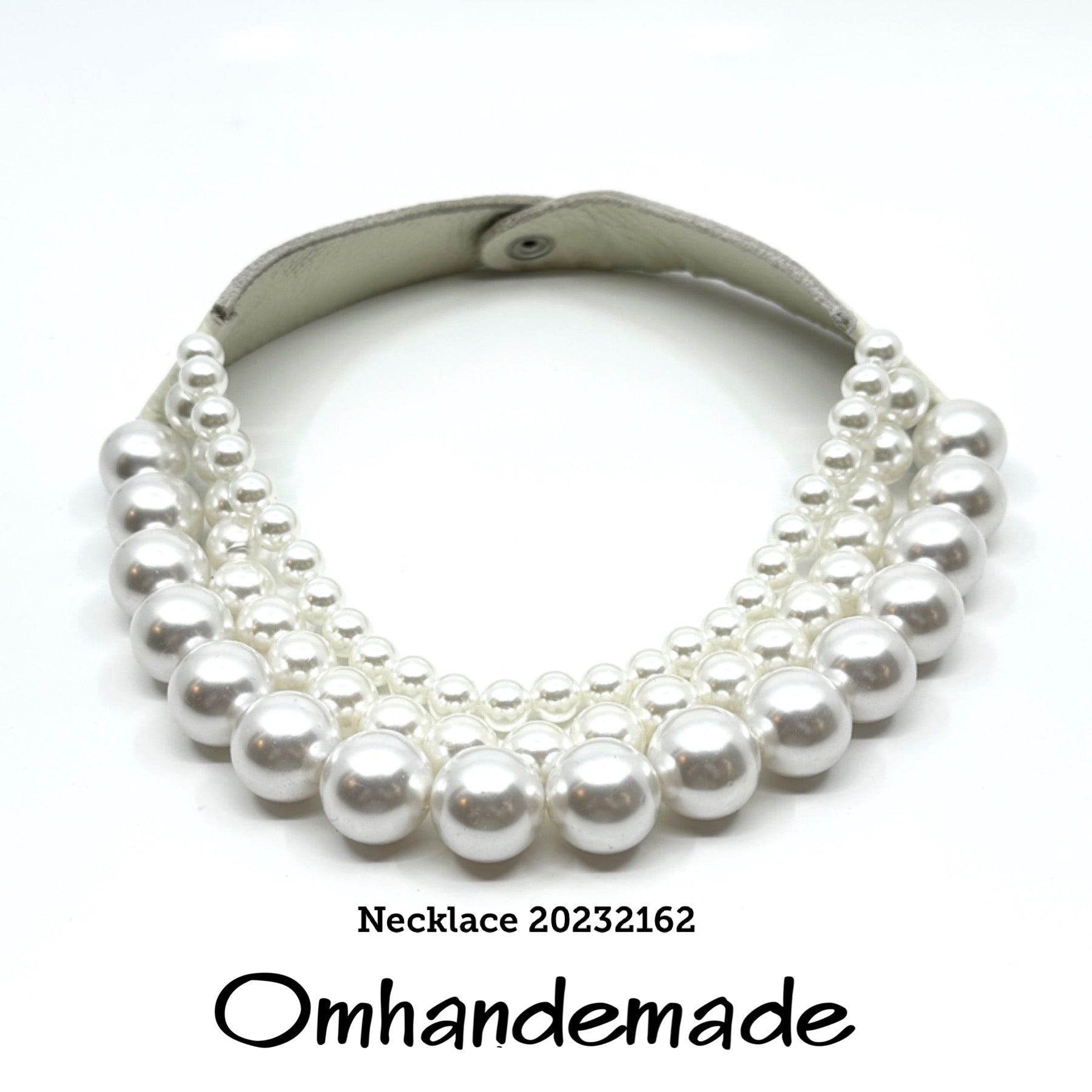 20232162 Collana girocollo multi filo perle bianche con elementi e colletto in pelle - OmhandEmade