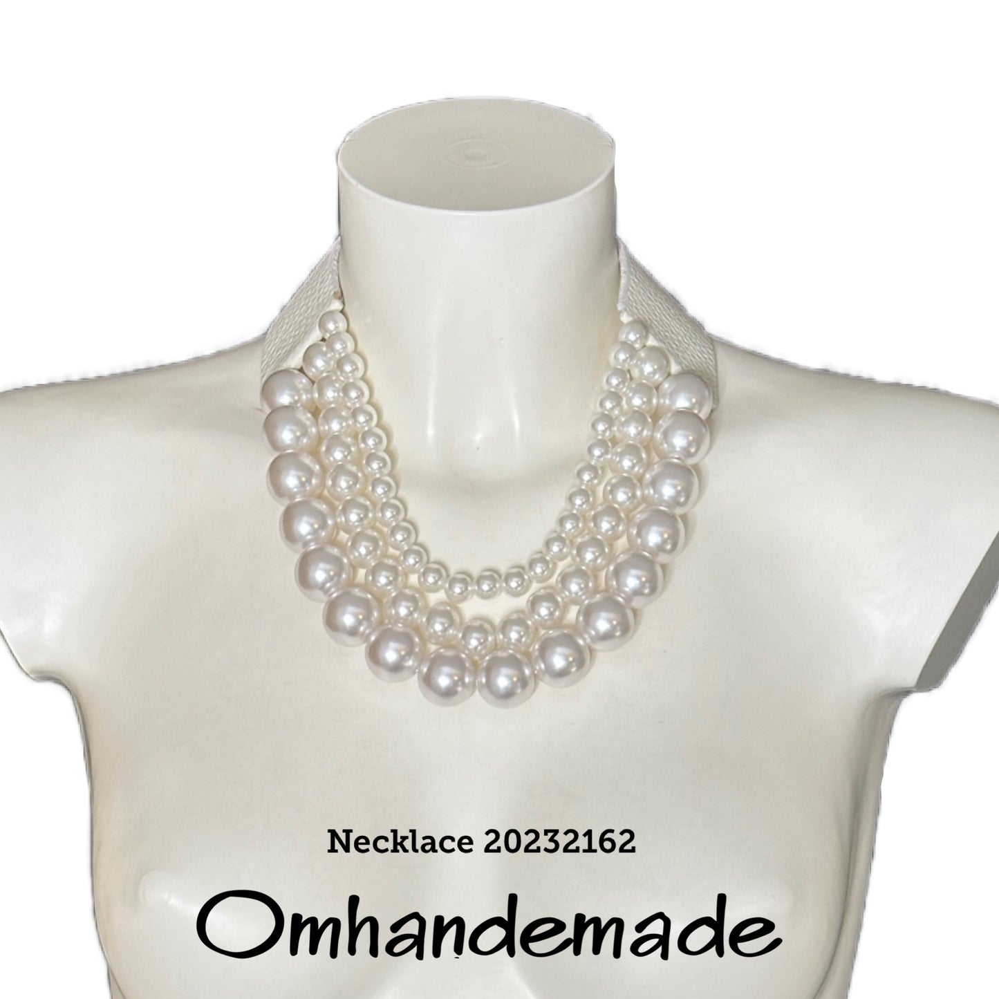 20232162 Collana girocollo multi filo perle bianche con elementi e colletto in pelle - OmhandEmade