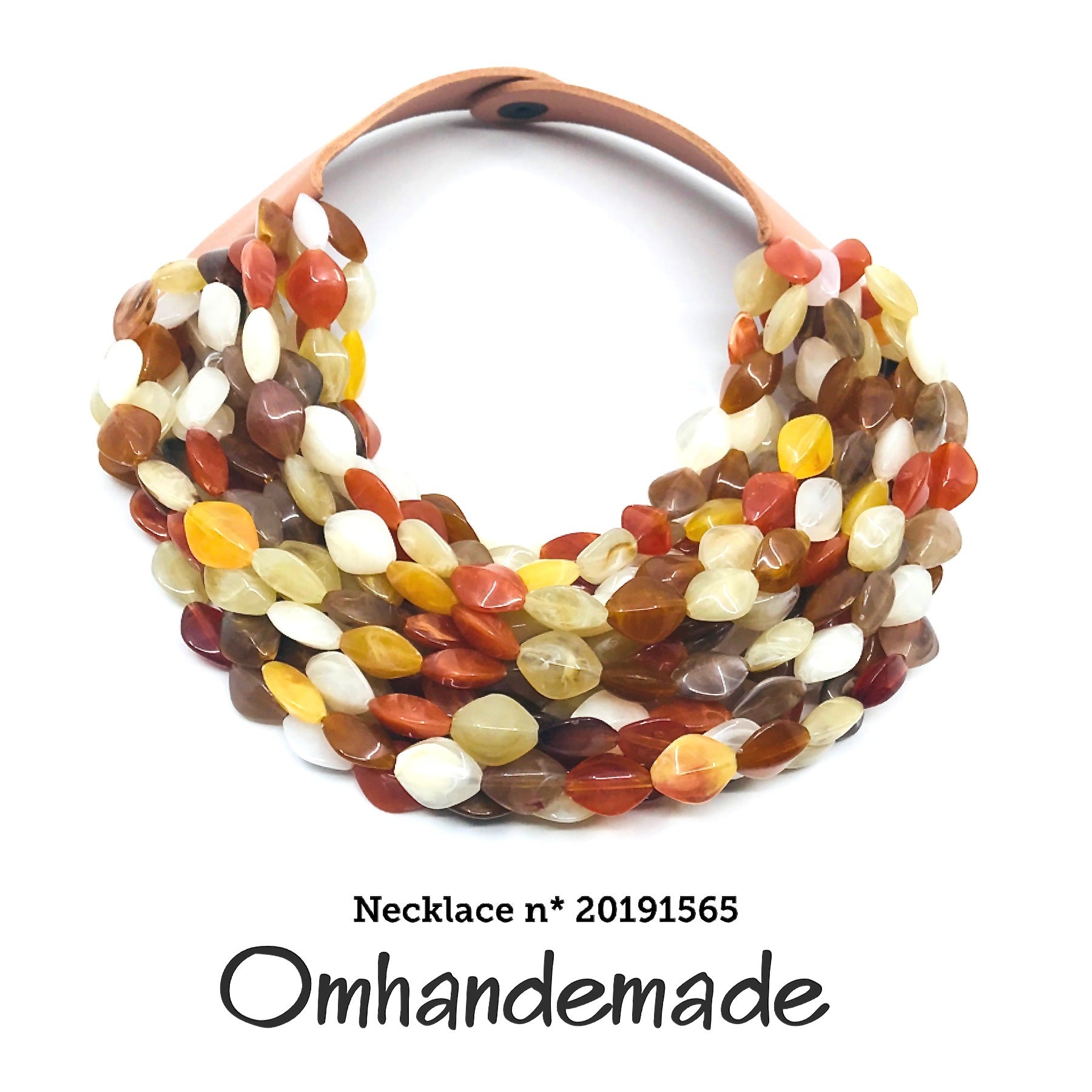 20191565 Collana colorata girocollo multifilo con elementi in resina a piccoli rombi marroni beige panna e nocciola con bretelle in pelle - OmhandEmade