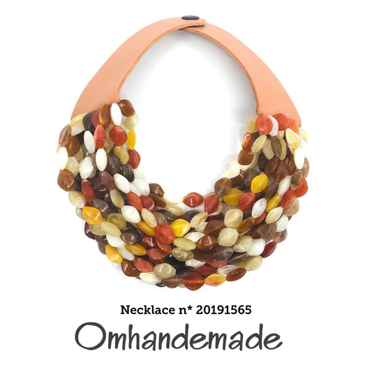 20191565 Collana colorata girocollo multifilo con elementi in resina a piccoli rombi marroni beige panna e nocciola con bretelle in pelle - OmhandEmade