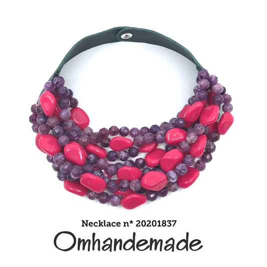 20201837 Collana girocollo multi filo viola e fucsia con elementi in resina rotondi sfaccettati e colletto in pelle - OmhandEmade