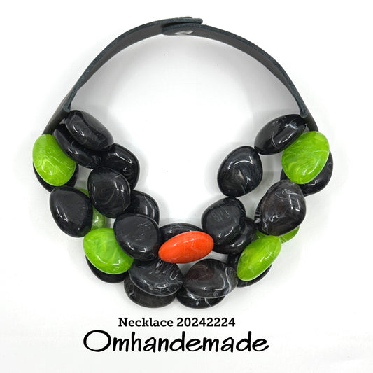 20242224 Collana nera, verde lime e corallo arancione, girocollo multifilo con elementi in resina a ciottoli e colletto in pelle - OmhandEmade