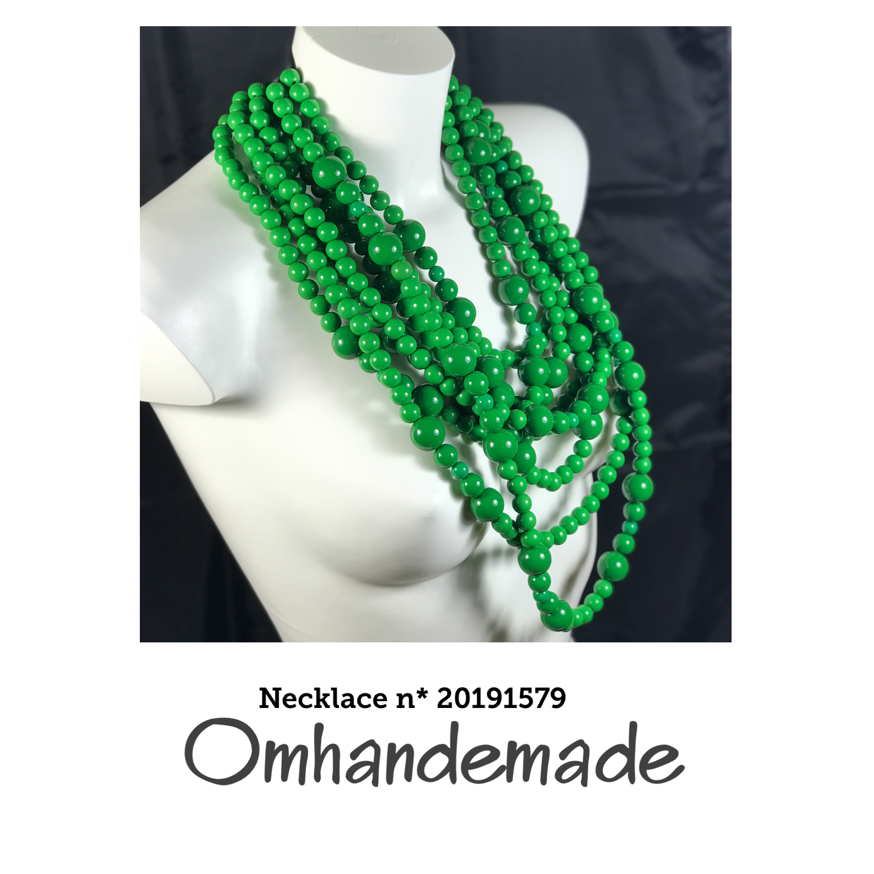 20191579 Collana lunga multifilo verde con elementi in resina e chiusura in pelle - OmhandEmade