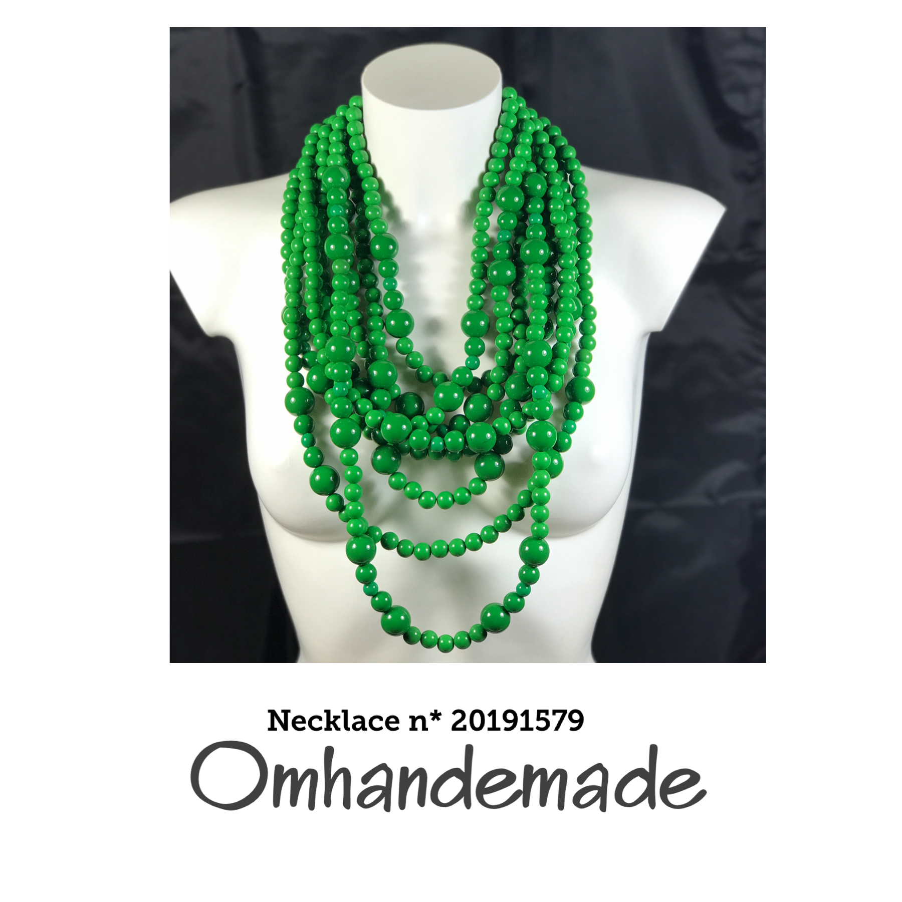 20191579 Collana lunga multifilo verde con elementi in resina e chiusura in pelle - OmhandEmade