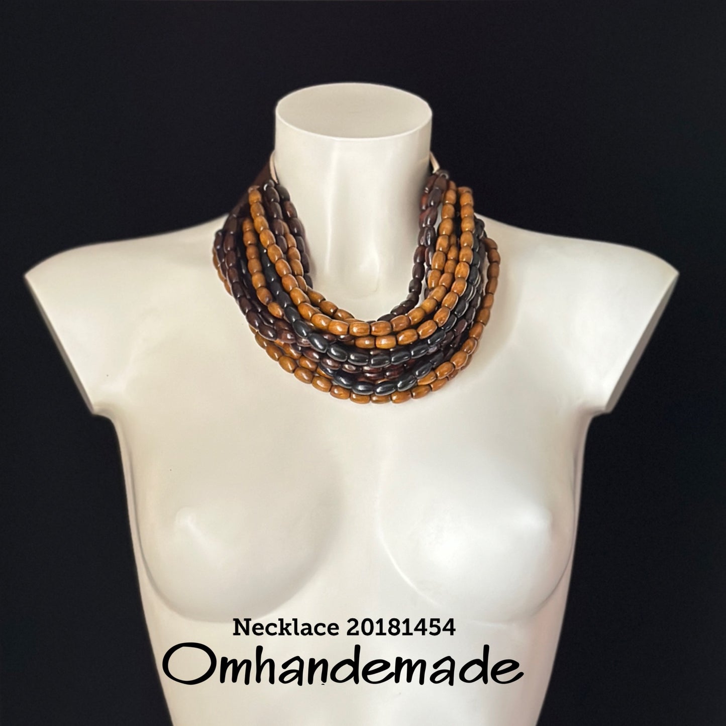 20181454 Collana girocollo multifilo con piccoli elementi ovali in legno marrone nero nocciola e colletto in pelle - OmhandEmade