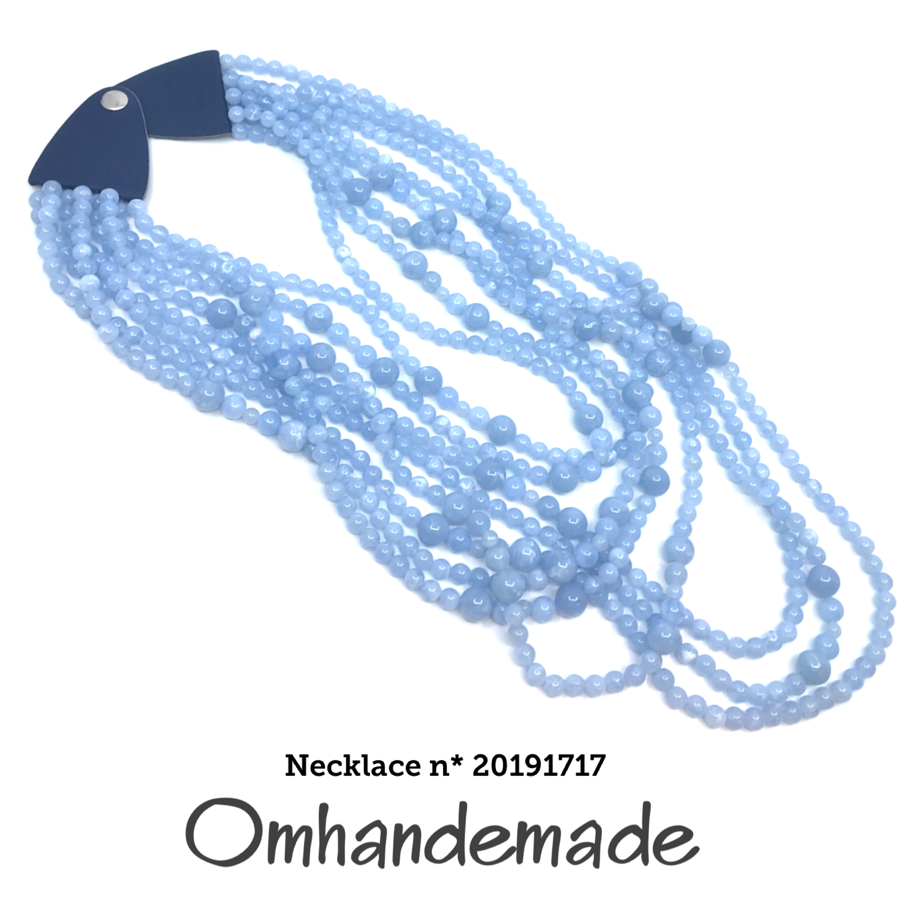 20191717 Collana lunga multifilo azzurra con elementi in resina e chiusura in pelle - OmhandEmade