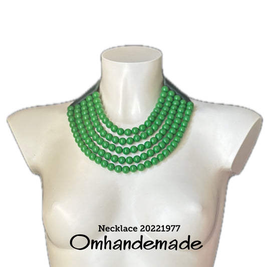 20221977 Collana girocollo multi filo verde con elementi in resina e colletto in pelle - OmhandEmade