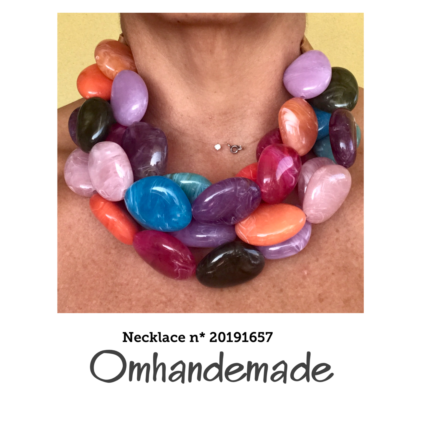 20191657 Collana colorata girocollo multifilo con elementi in resina a ciottoli e colletto in pelle - OmhandEmade