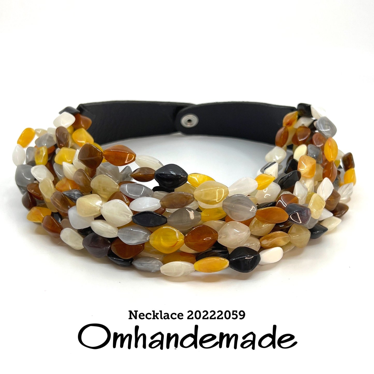 20222059 Collana colorata girocollo multifilo con elementi in resina a piccoli rombi bianchi gialli nocciola beige marroni neri e grigi con colletto in pelle - OmhandEmade