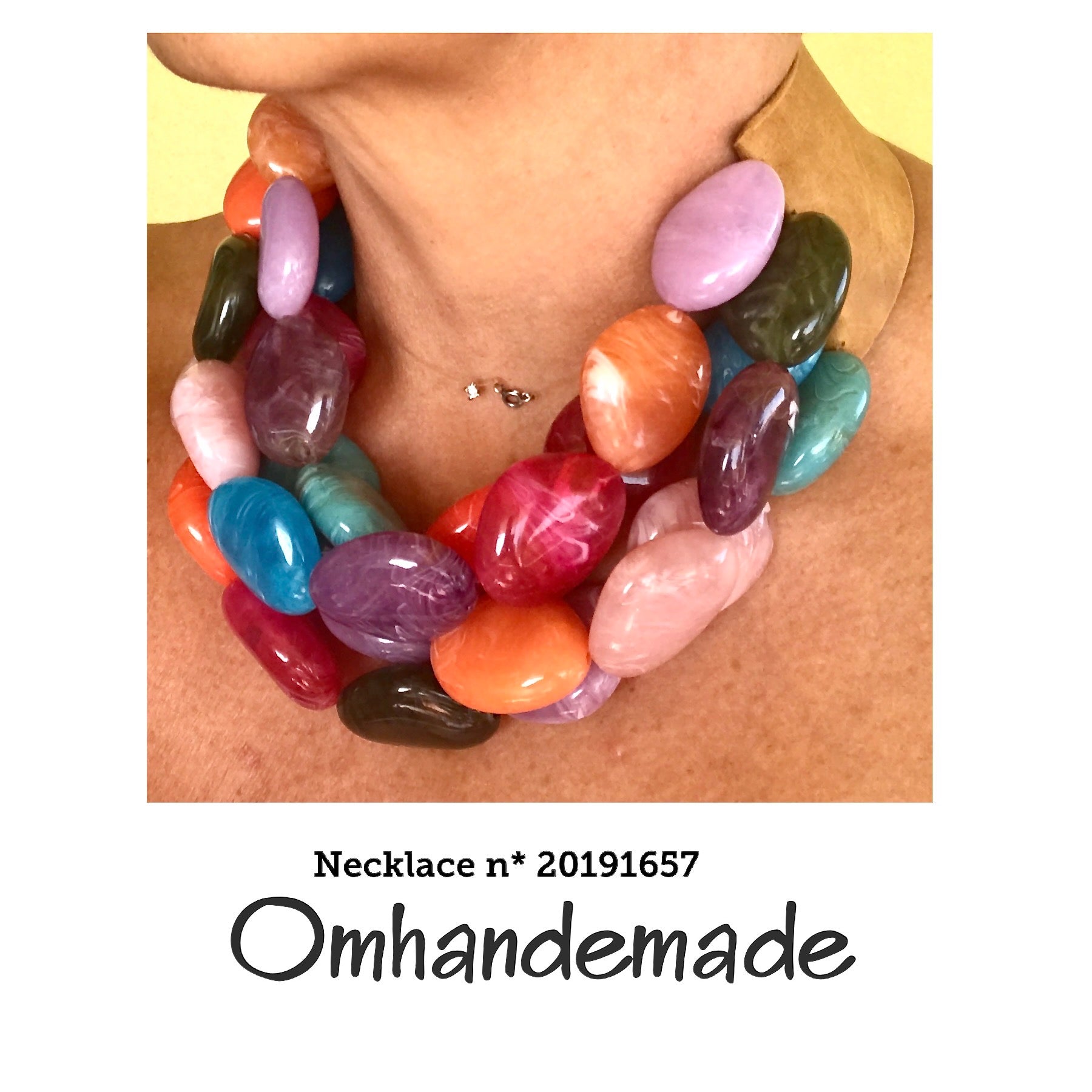 20191657 Collana colorata girocollo multifilo con elementi in resina a ciottoli e colletto in pelle - OmhandEmade