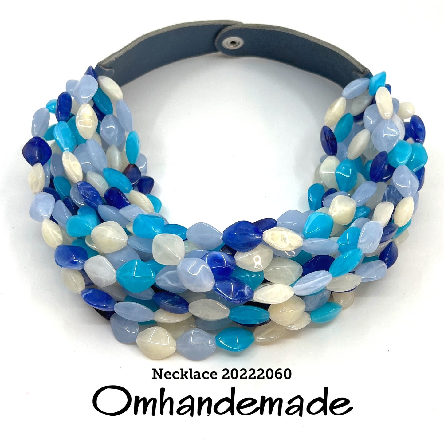 20222060 Collana colorata girocollo multifilo con elementi in resina a piccoli rombi blu azzurri topazio e panna bianchi con colletto in pelle - OmhandEmade