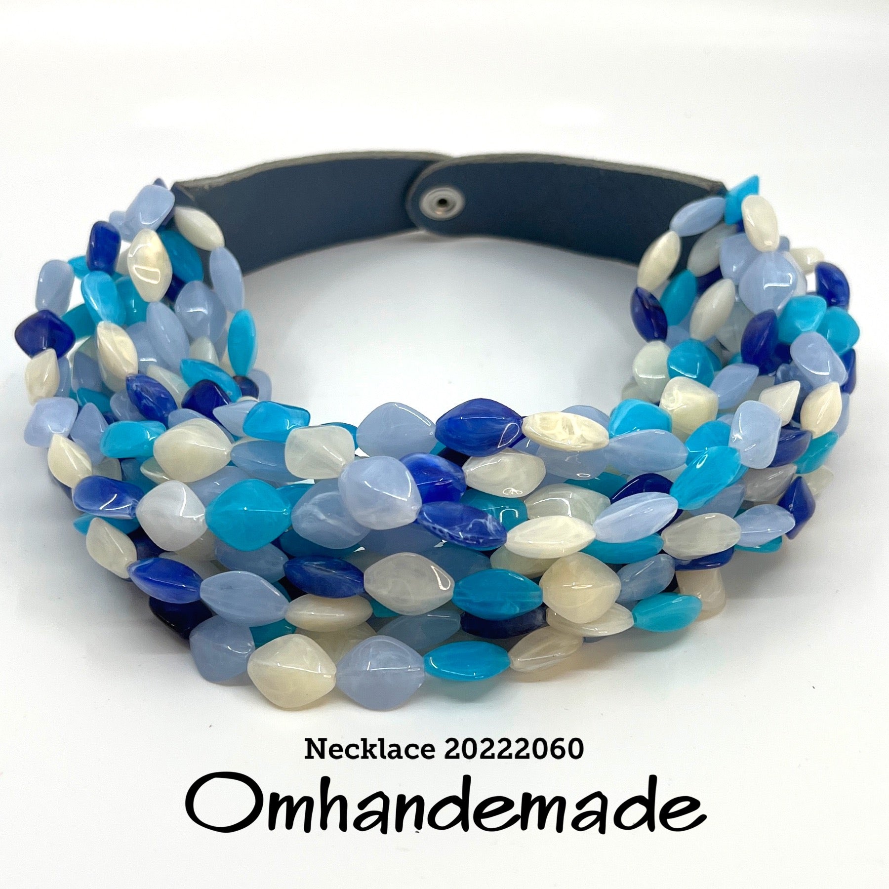 20222060 Collana colorata girocollo multifilo con elementi in resina a piccoli rombi blu azzurri topazio e panna bianchi con colletto in pelle - OmhandEmade