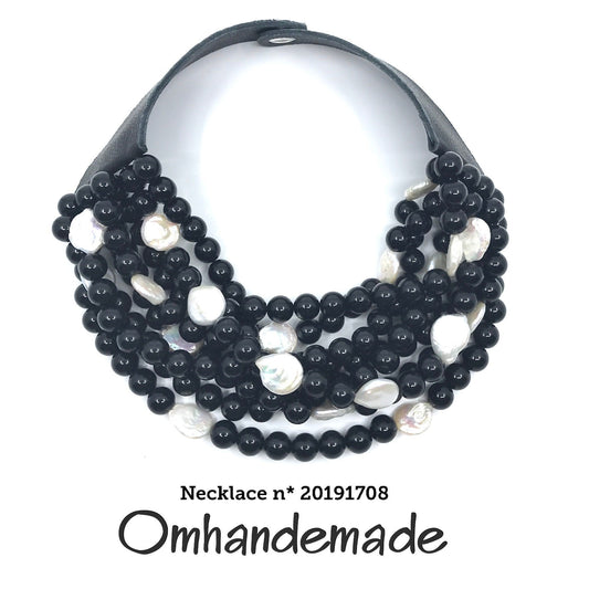 20191708 Collana nera e bianca, collana girocollo multifilo con elementi in resina e vere perle bianche e colletto in pelle. - OmhandEmade