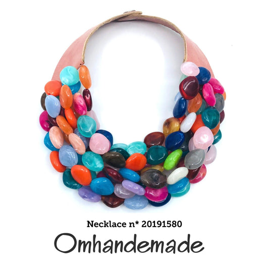 20191580 Collana colorata girocollo maxi multifilo con elementi a pepita in resina e colletto in pelle - OmhandEmade