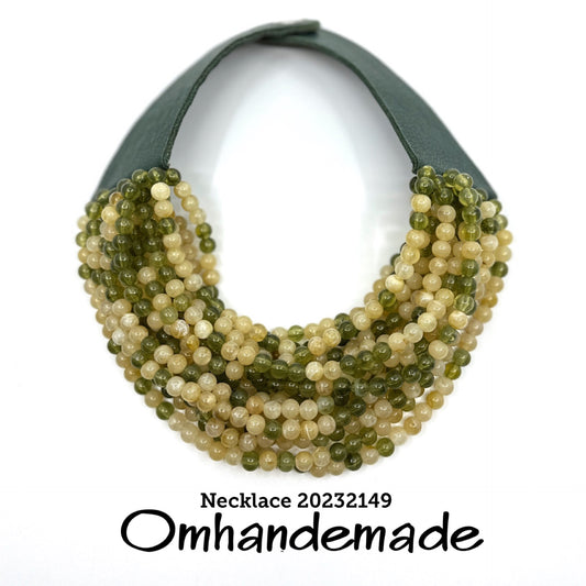 20232149 Collana beige e verde girocollo multifilo con elementi in resina piccoli rotondi da 0,8 cm e colletto in pelle - OmhandEmade