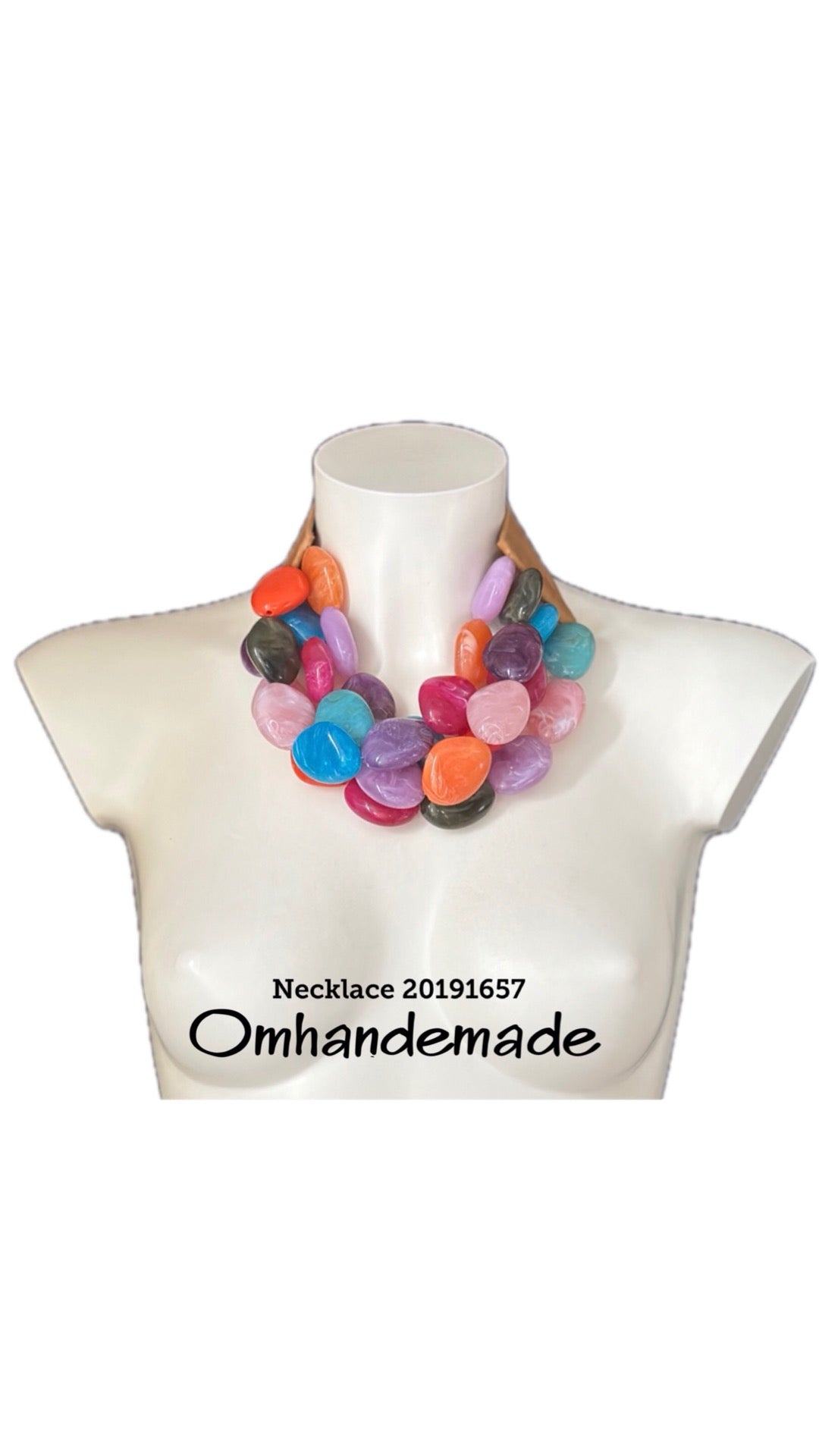 20191657 Collana colorata girocollo multifilo con elementi in resina a ciottoli e colletto in pelle - OmhandEmade