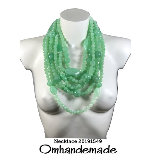 20191549 Collana lunga multifilo verde menta con elementi in resina ovali e chiusura in pelle - OmhandEmade