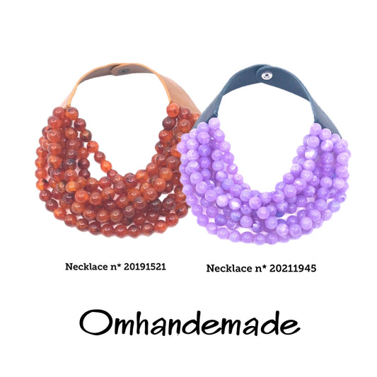 20191521 Collana girocollo multifilo con elementi in resina rotondi 14 cm e colletto in pelle - OmhandEmade