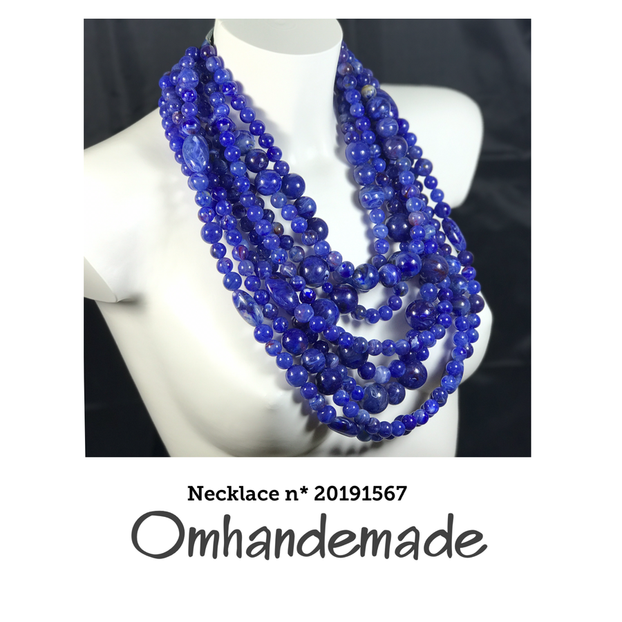 20191567 Collana lunga multifilo blu con elementi in resina e chiusura in pelle - OmhandEmade