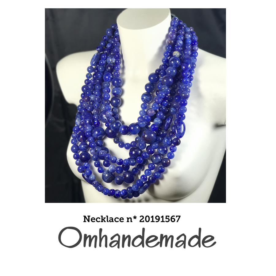 20191567 Collana lunga multifilo blu con elementi in resina e chiusura in pelle - OmhandEmade