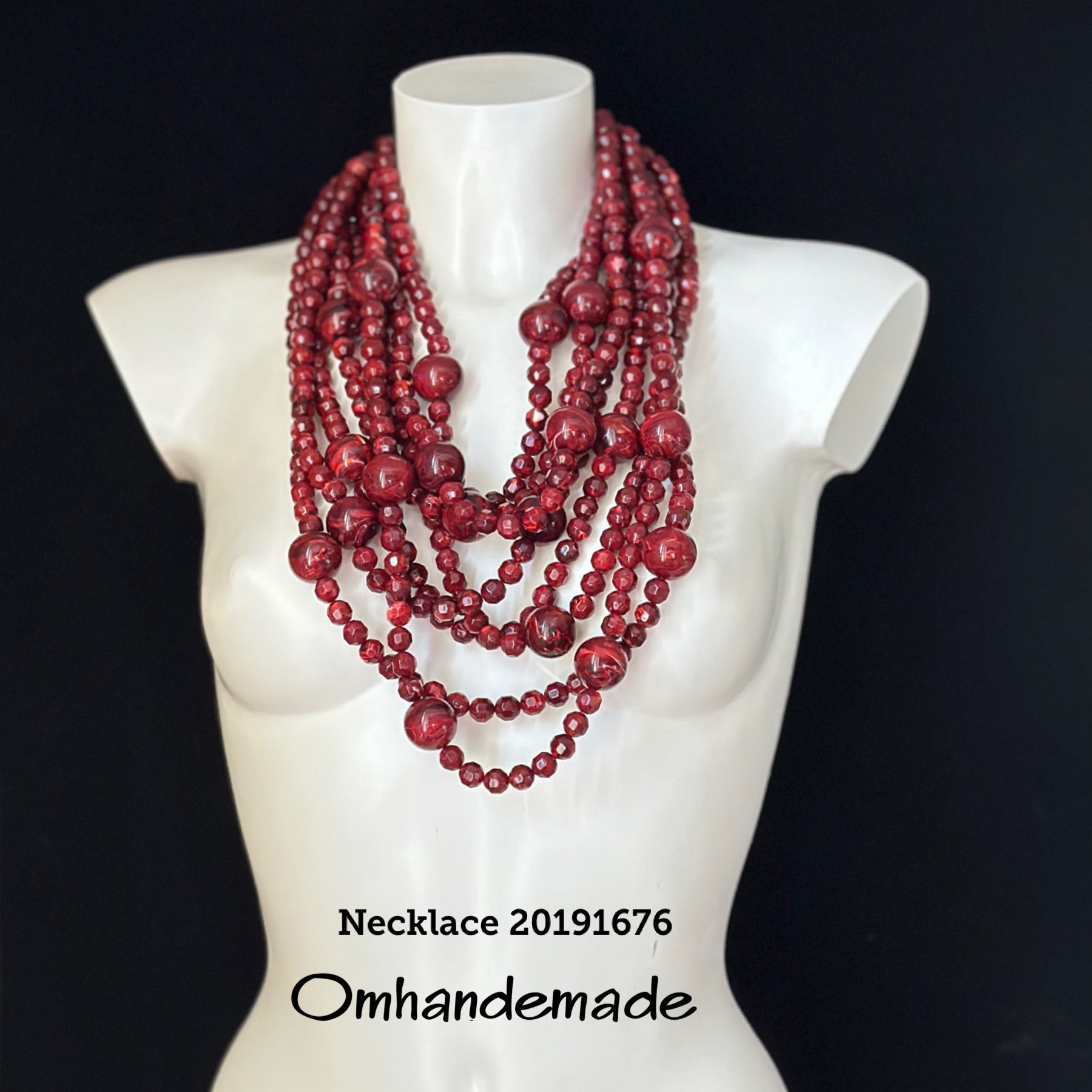 20191676 Collana lunga multifilo bordeaux con elementi in resina e chiusura in pelle - OmhandEmade