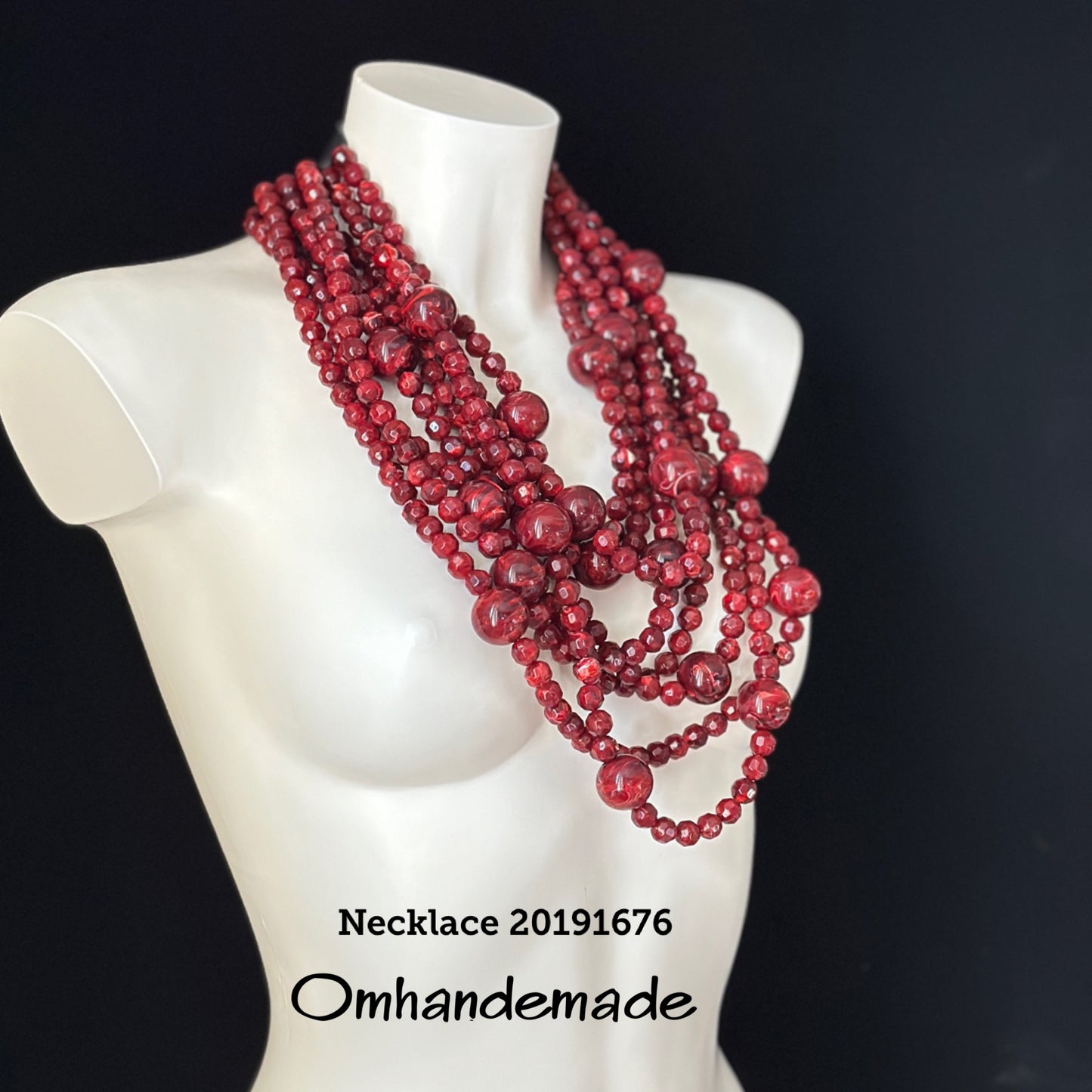 20191676 Collana lunga multifilo bordeaux con elementi in resina e chiusura in pelle - OmhandEmade