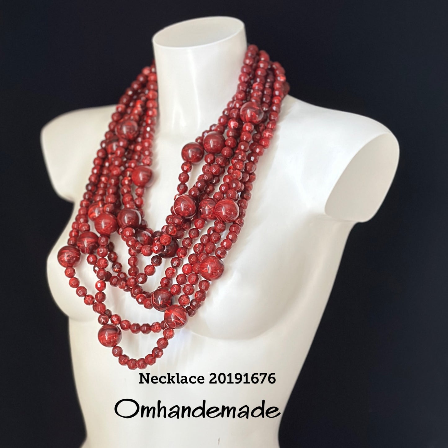 20191676 Collana lunga multifilo bordeaux con elementi in resina e chiusura in pelle - OmhandEmade