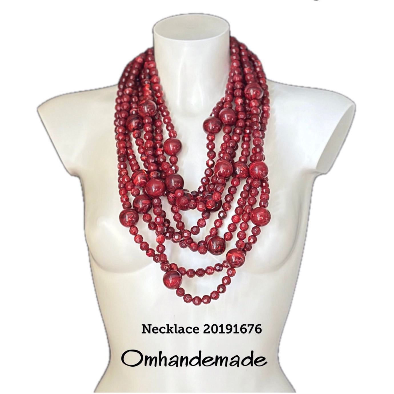 20191676 Collana lunga multifilo bordeaux con elementi in resina e chiusura in pelle - OmhandEmade