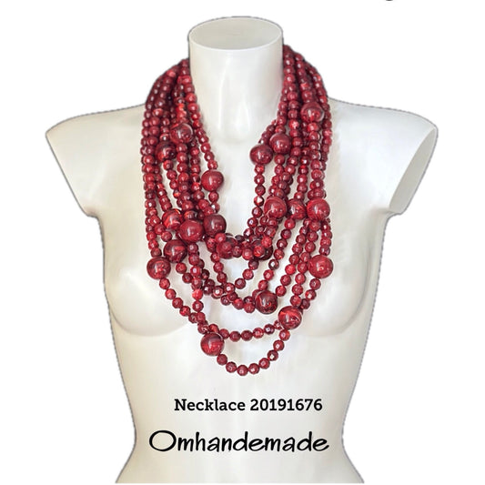 20191676 Collana lunga multifilo bordeaux con elementi in resina e chiusura in pelle - OmhandEmade