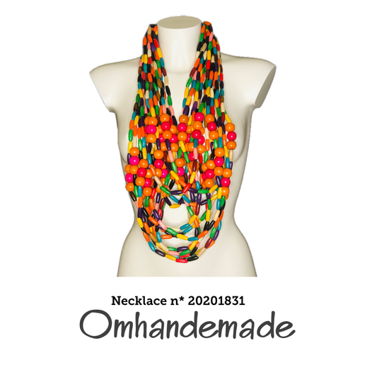 20201831 Collana lunga multifilo maxi con elementi in legno colorati e chiusura in pelle - OmhandEmade