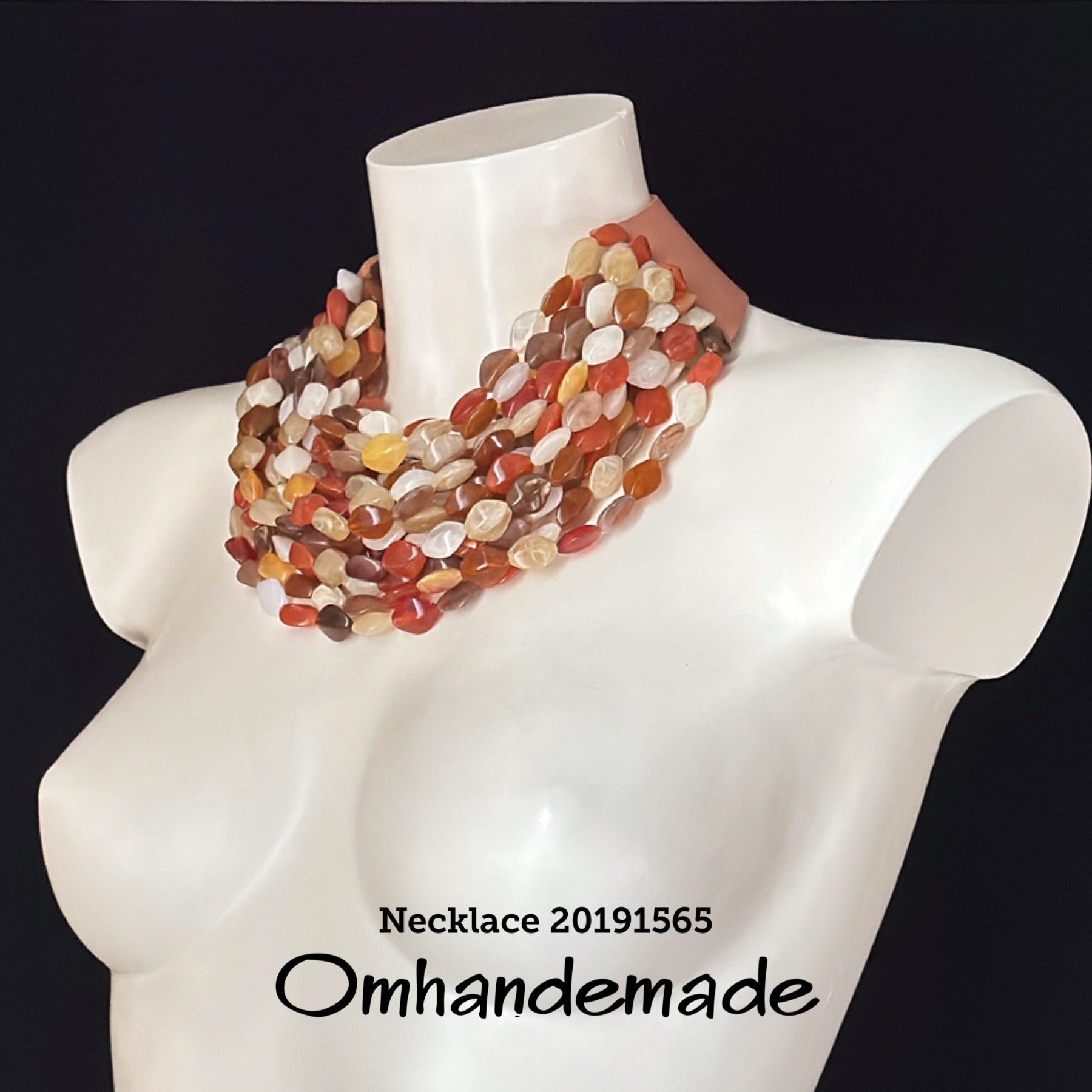 20191565 Collana colorata girocollo multifilo con elementi in resina a piccoli rombi marroni beige panna e nocciola con bretelle in pelle - OmhandEmade