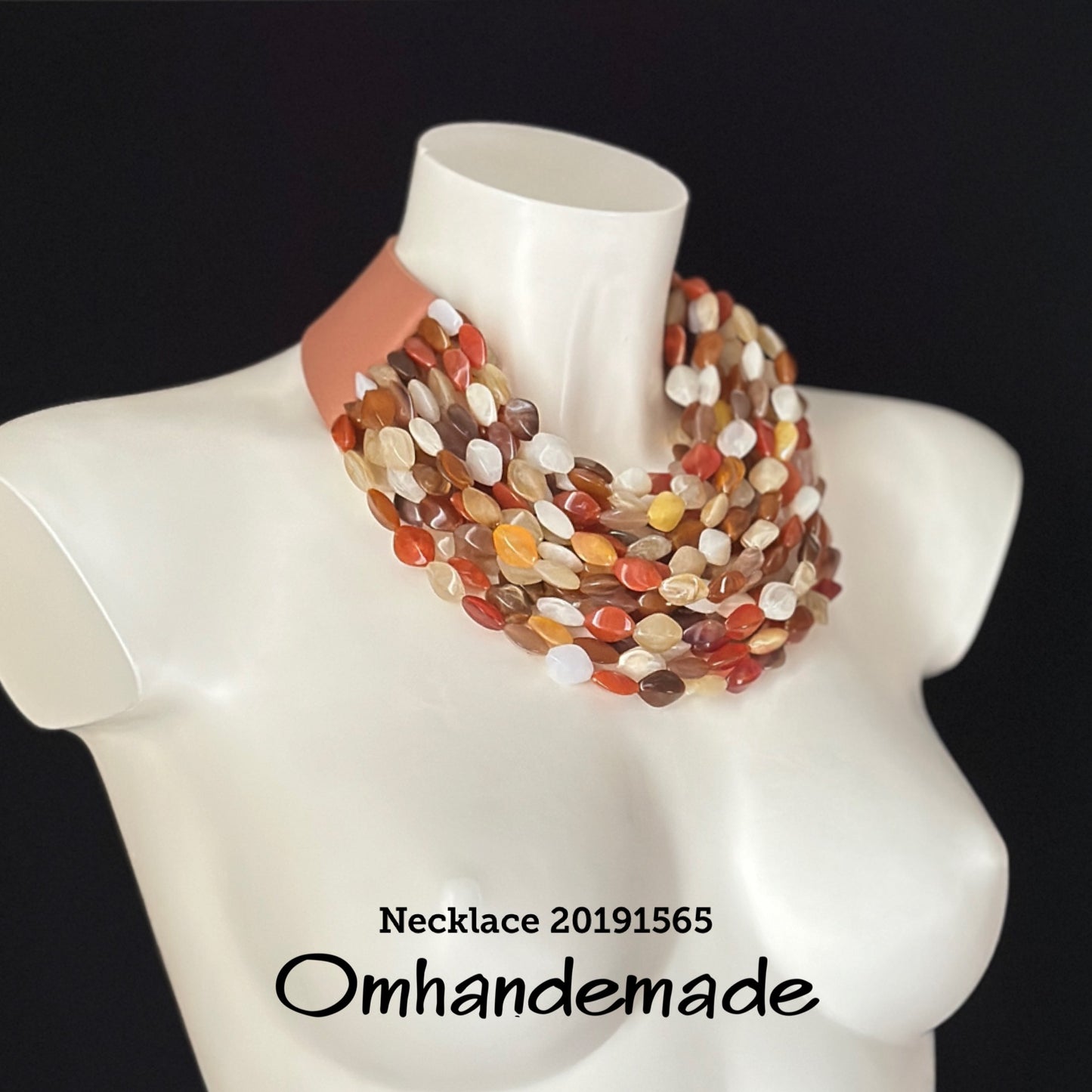 20191565 Collana colorata girocollo multifilo con elementi in resina a piccoli rombi marroni beige panna e nocciola con bretelle in pelle - OmhandEmade