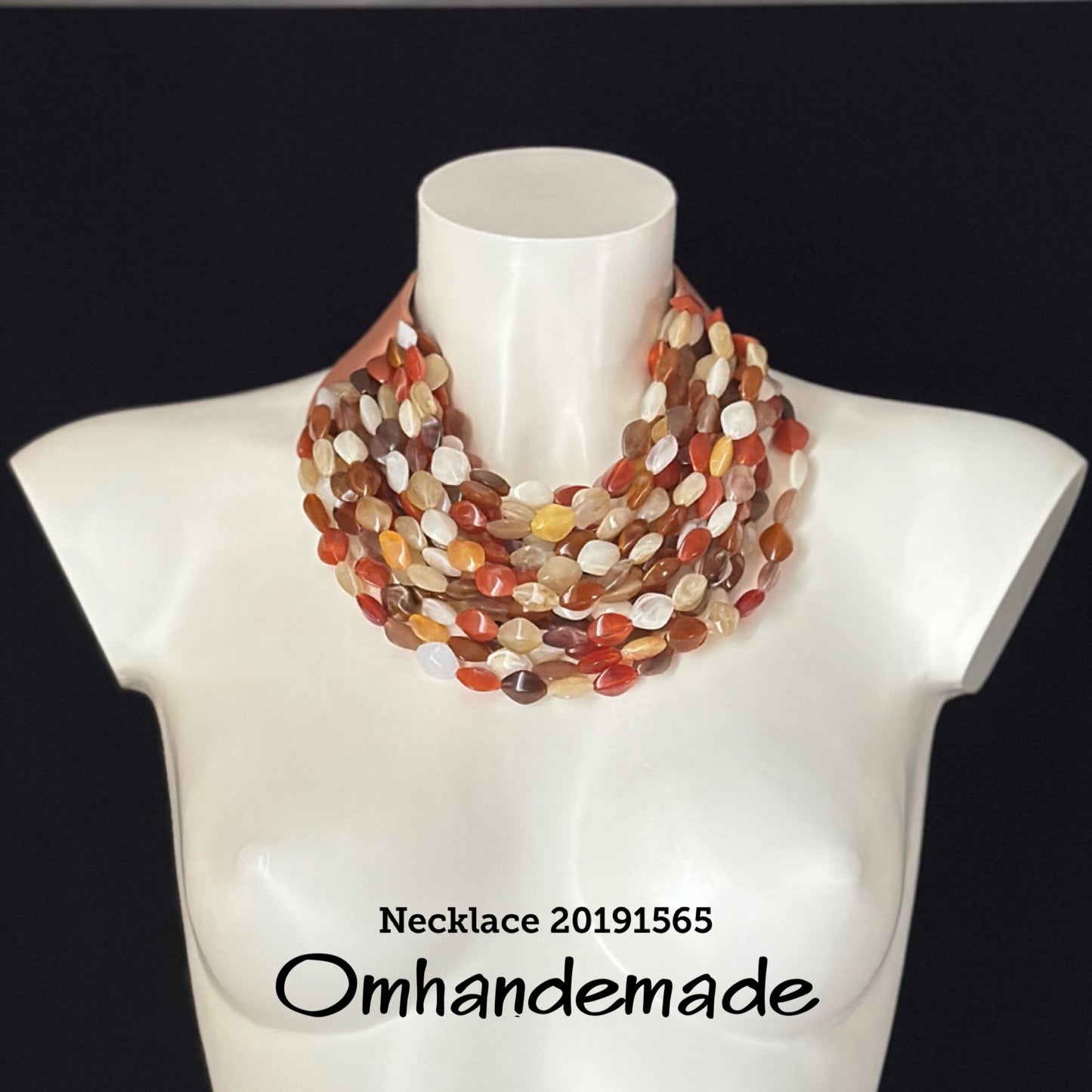 20191565 Collana colorata girocollo multifilo con elementi in resina a piccoli rombi marroni beige panna e nocciola con bretelle in pelle - OmhandEmade