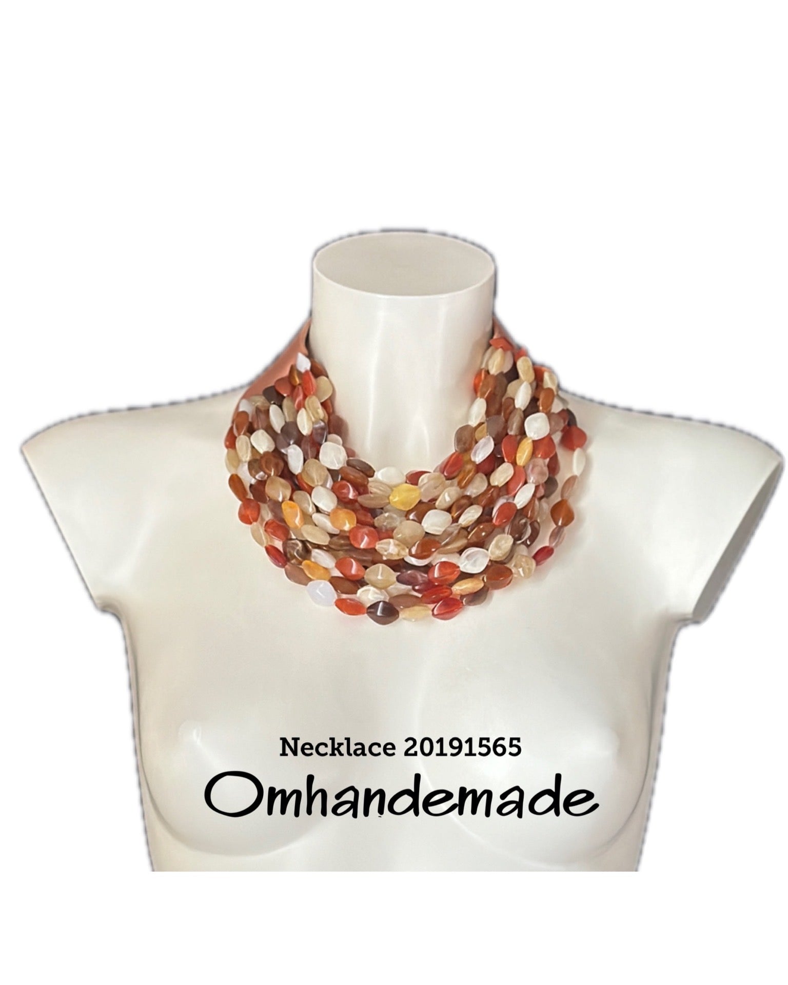 20191565 Collana colorata girocollo multifilo con elementi in resina a piccoli rombi marroni beige panna e nocciola con bretelle in pelle - OmhandEmade