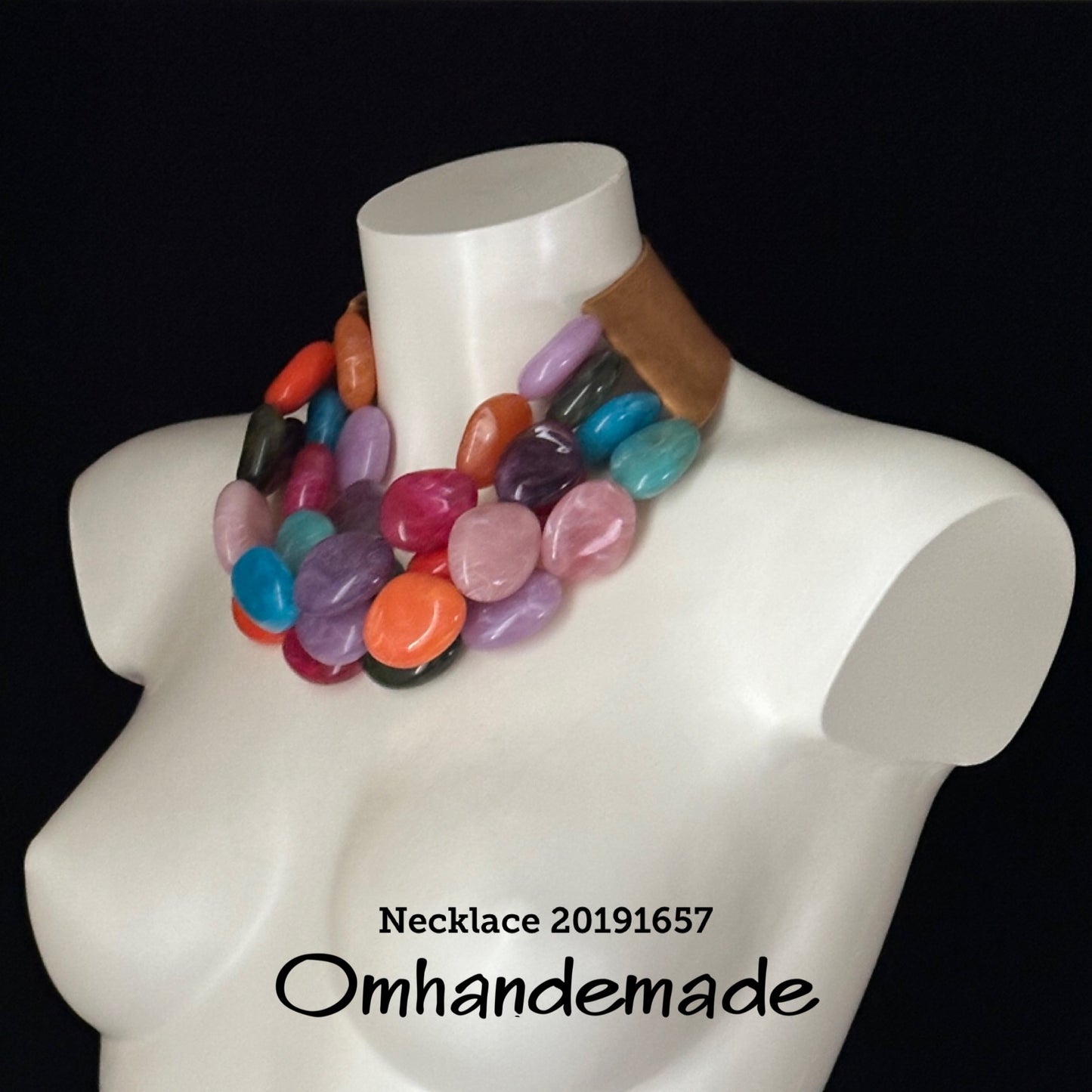 20191657 Collana colorata girocollo multifilo con elementi in resina a ciottoli e colletto in pelle - OmhandEmade