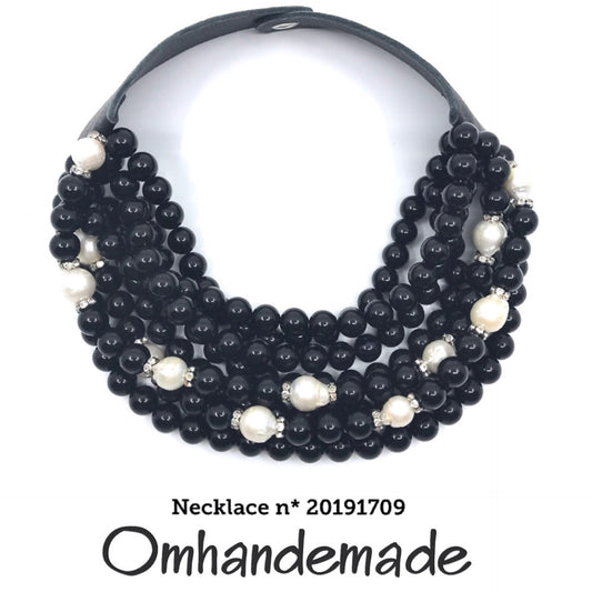 20191709 Collana nera e bianca, collana girocollo multifilo con elementi in resina e vere perle bianche e zirconi colletto in pelle. - OmhandEmade