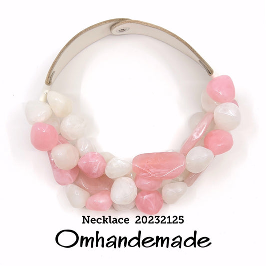 20232125 Collana girocollo multifilo bianco e rosa con elementi sassi in resina e colletto in pelle - OmhandEmade