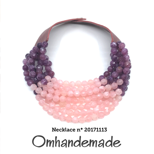 20171113 Collana girocollo multifilo viola e rosa con elementi in resina rotondi sfacettati e colletto in pelle - OmhandEmade